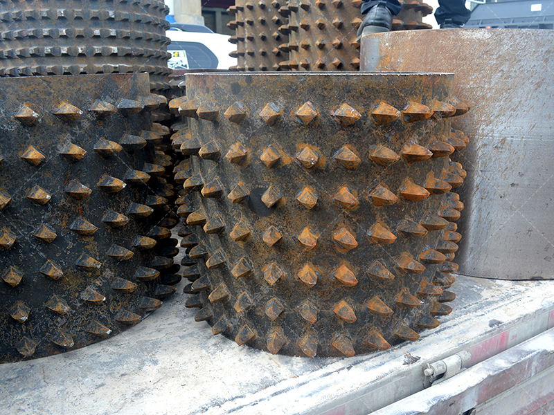 為何眾多混凝土再生廠家，都將雙齒輥破碎機視為生產線的 “定海神針”？?